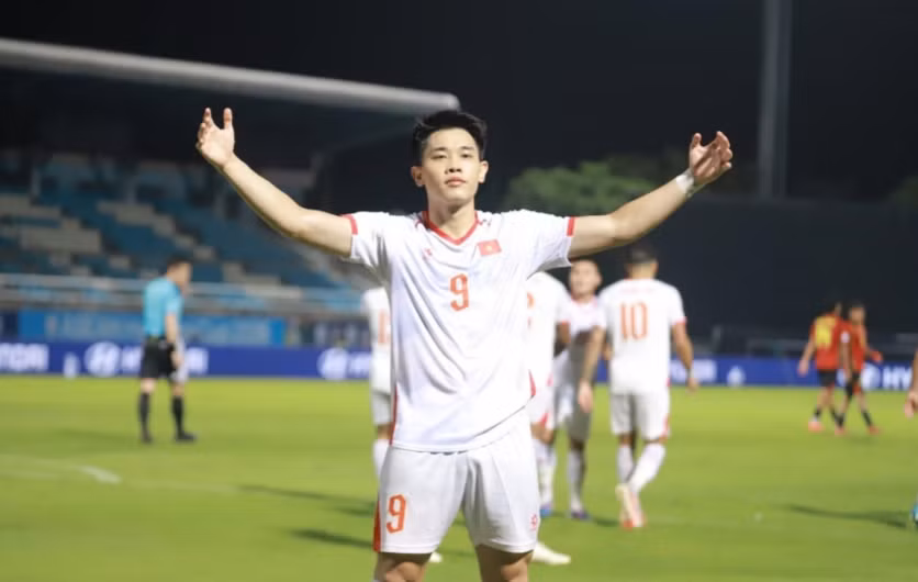 Đình Bắc đã có một ngày thi đấu chói sáng với một cú hat-trick.