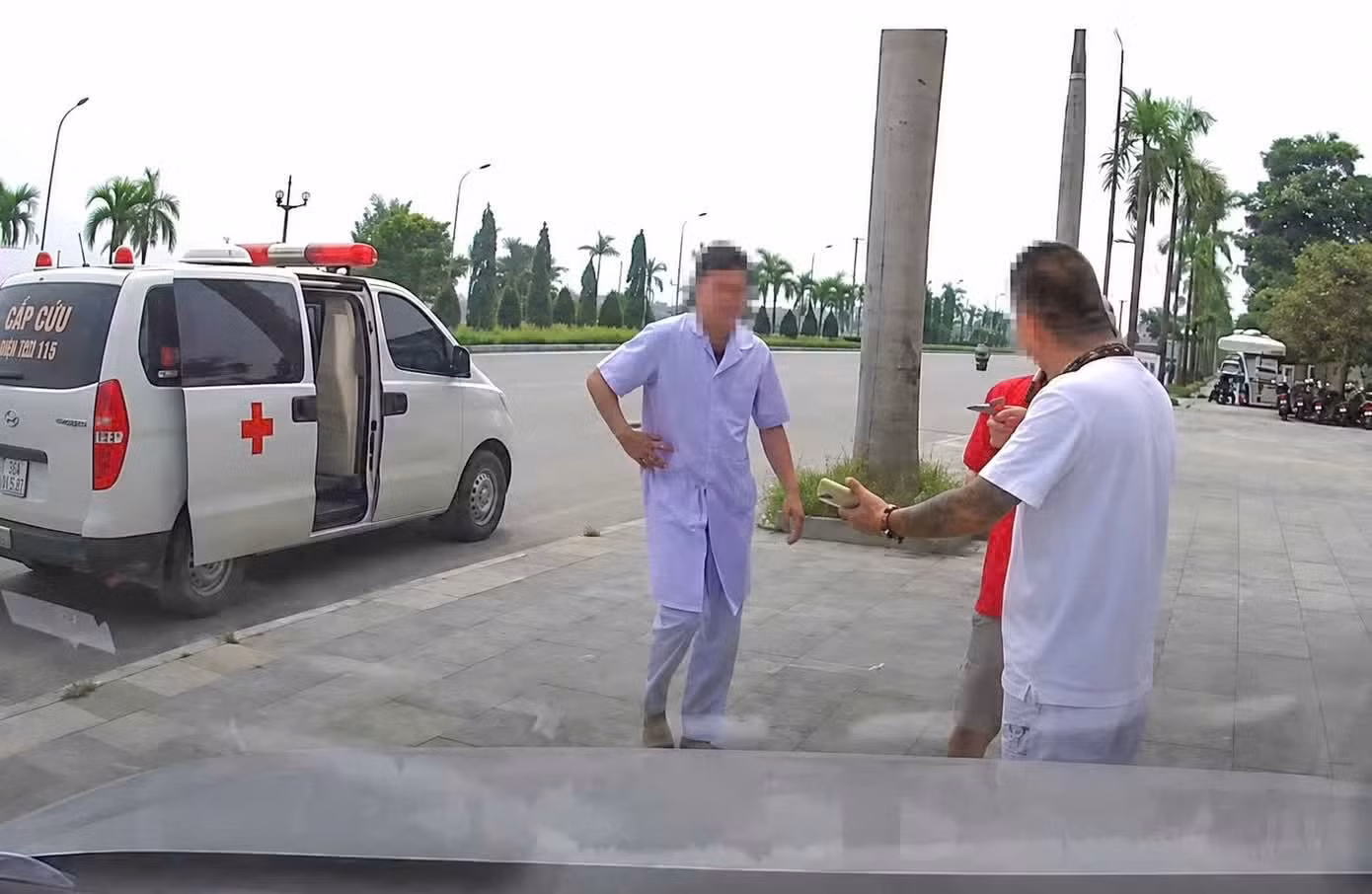 Hình ảnh nhóm đối tượng khi vận chuyển người nhà từ bệnh viện về nhà.