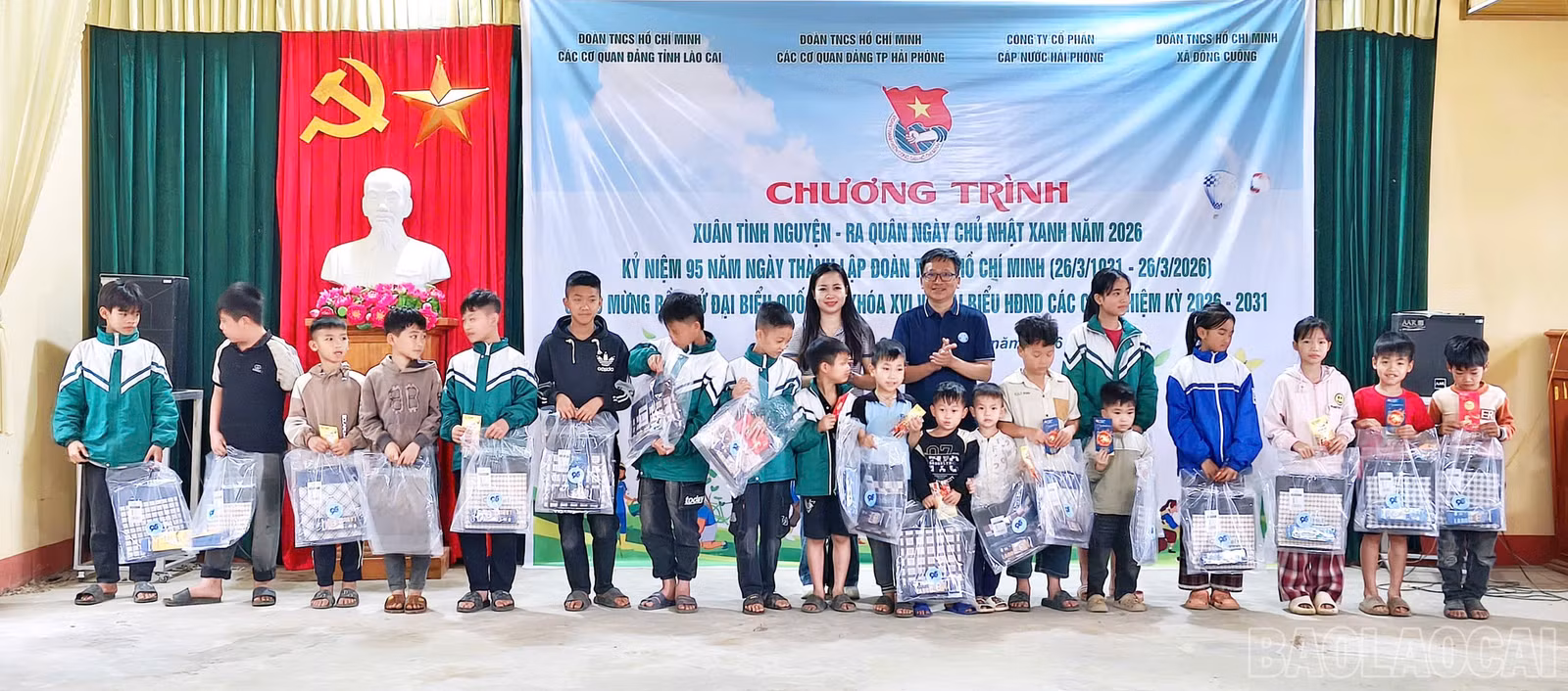 baolaocai-br_tang-qua-hoc-sinh-co-hoan-canh-kho-khan.jpg