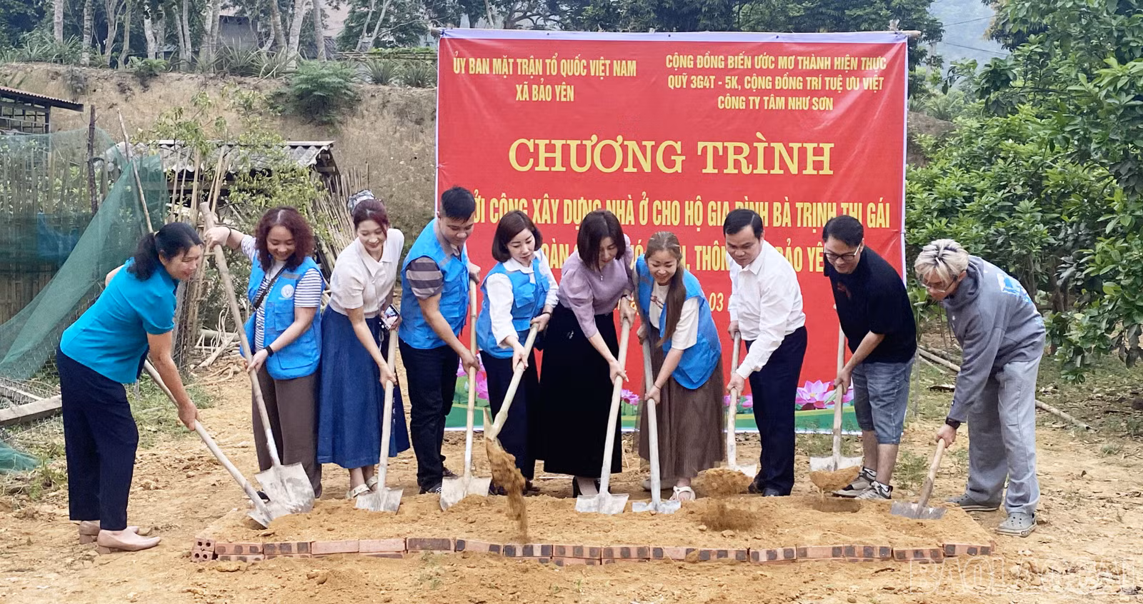 baolaocai-br_khoi-cong-nha-nf-trinh-thi-gai-thon-1.jpg