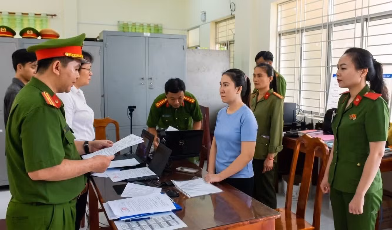 Cơ quan điều tra tống đạt quyết định tố tụng đối với bị can Nguyễn Thị Yến Thu.