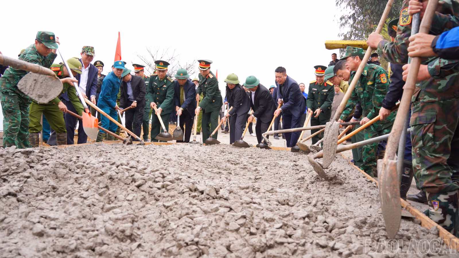baolaocai-br_cac-dai-bieu-tham-gia-do-be-tong-tuyen-duong-sa-pa-ngam-lam-co-chieu-dai-2km.jpg