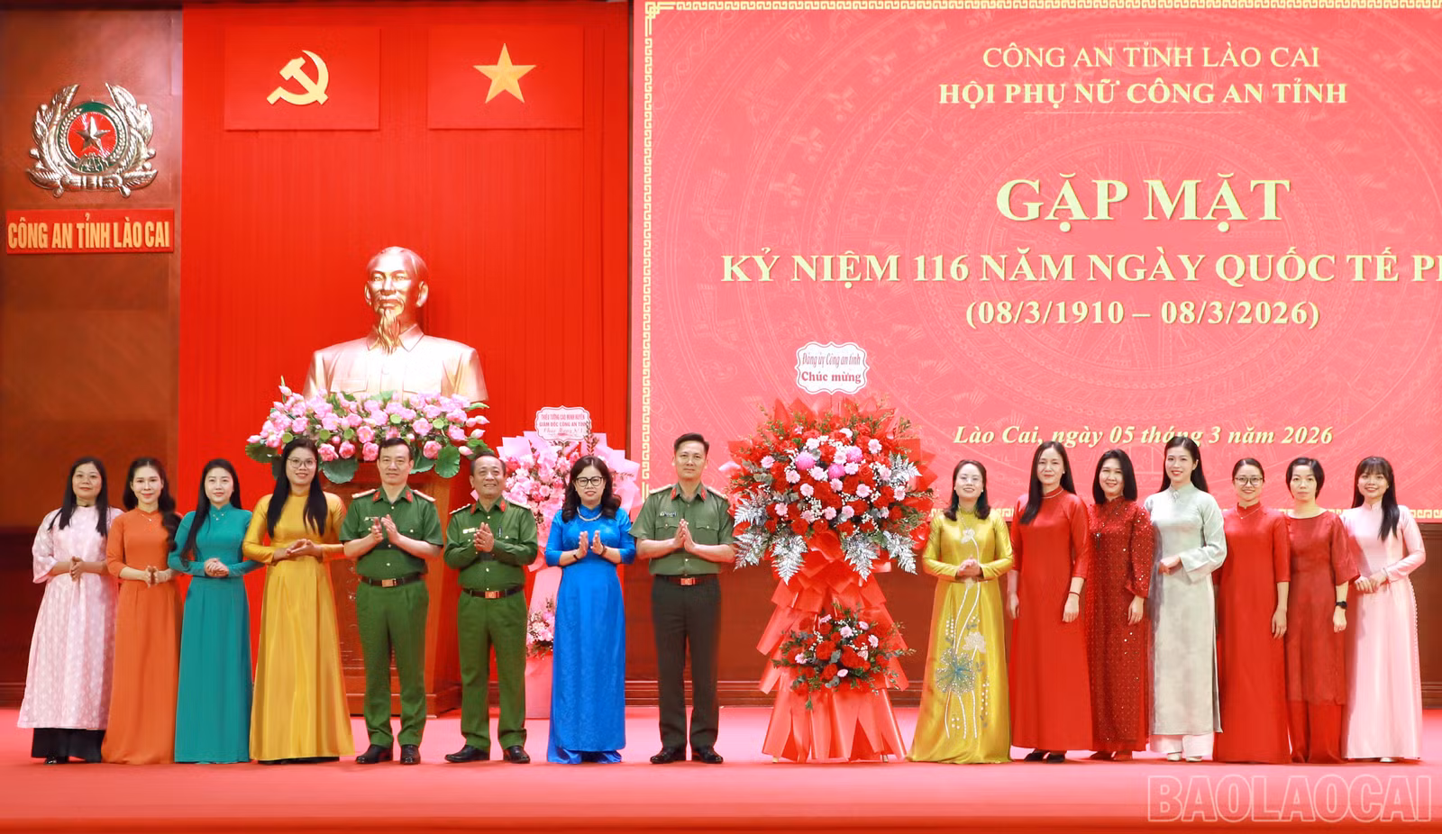 Lãnh đạo Công an tỉnh tặng hoa chúc mừng Hội Phụ nữ Công an tỉnh nhân dịp kỷ niệm 116 năm Ngày Quốc tế Phụ nữ (08/3/1910 - 08/3/2026).