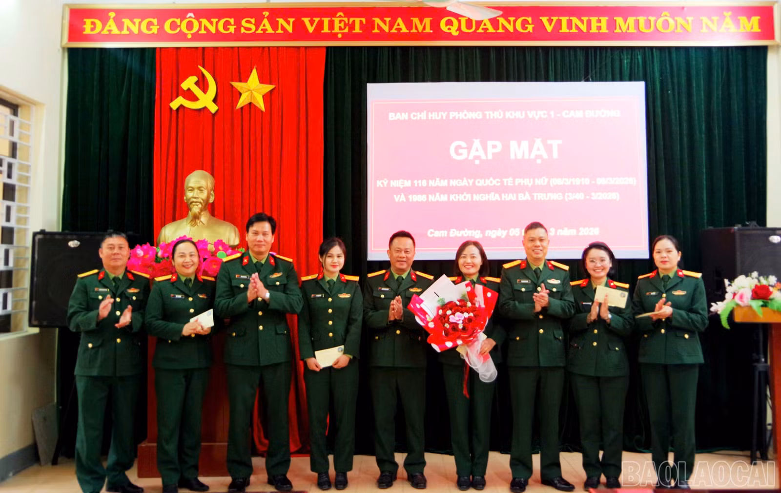 Thủ trưởng Ban Chỉ huy Phòng thủ khu vực tặng hoa và quà chúc mừng hội viên phụ nữ.