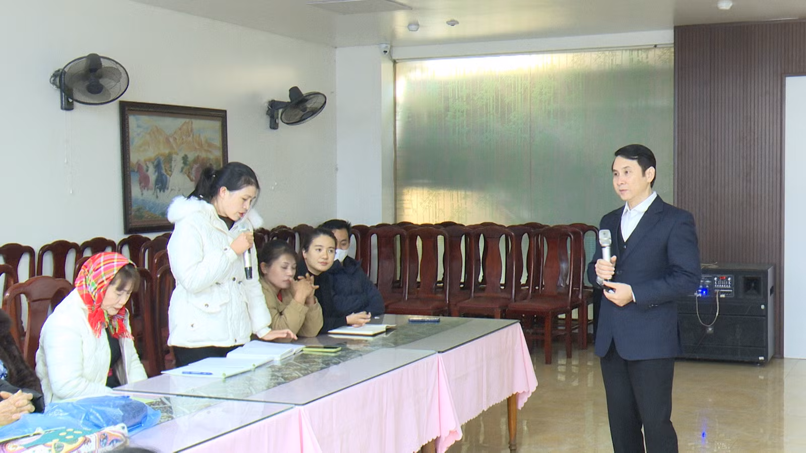 tai-lop-hoc-cac-hoc-vien-da-tich-cuc-trao-doi-hoc-tap-nam-bat-cac-kien-thuc-duoc-truyen-dat.jpg