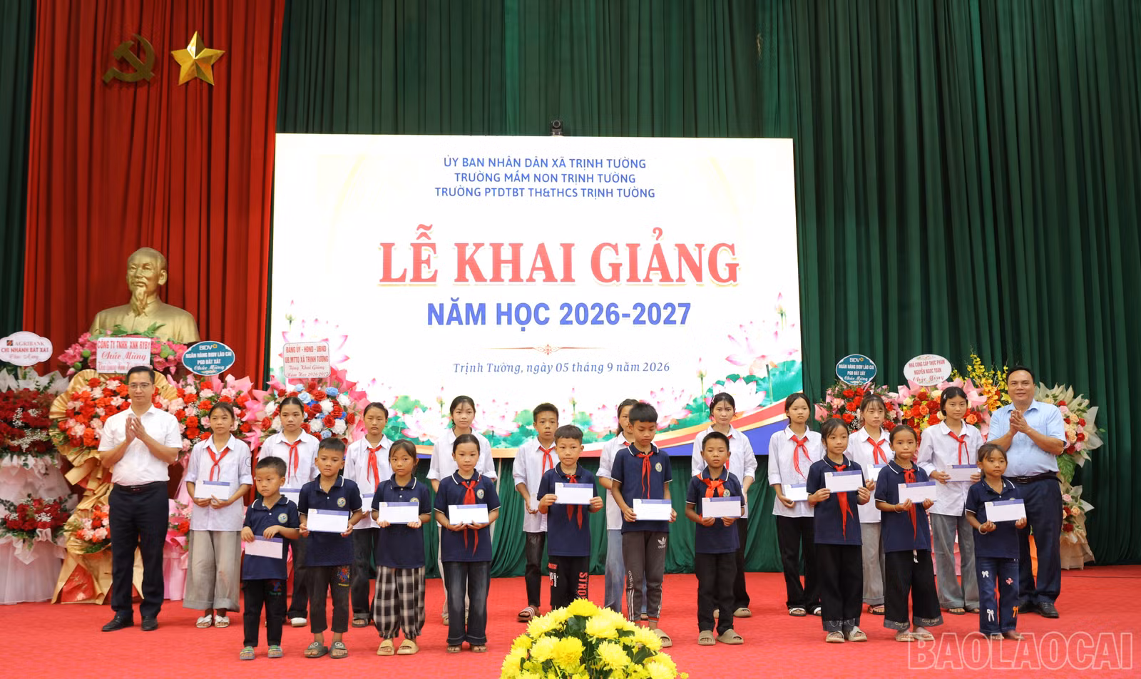 Nhà máy Thủy điện Ngòi Phát trao 35 suất học bổng cho các em học sinh.