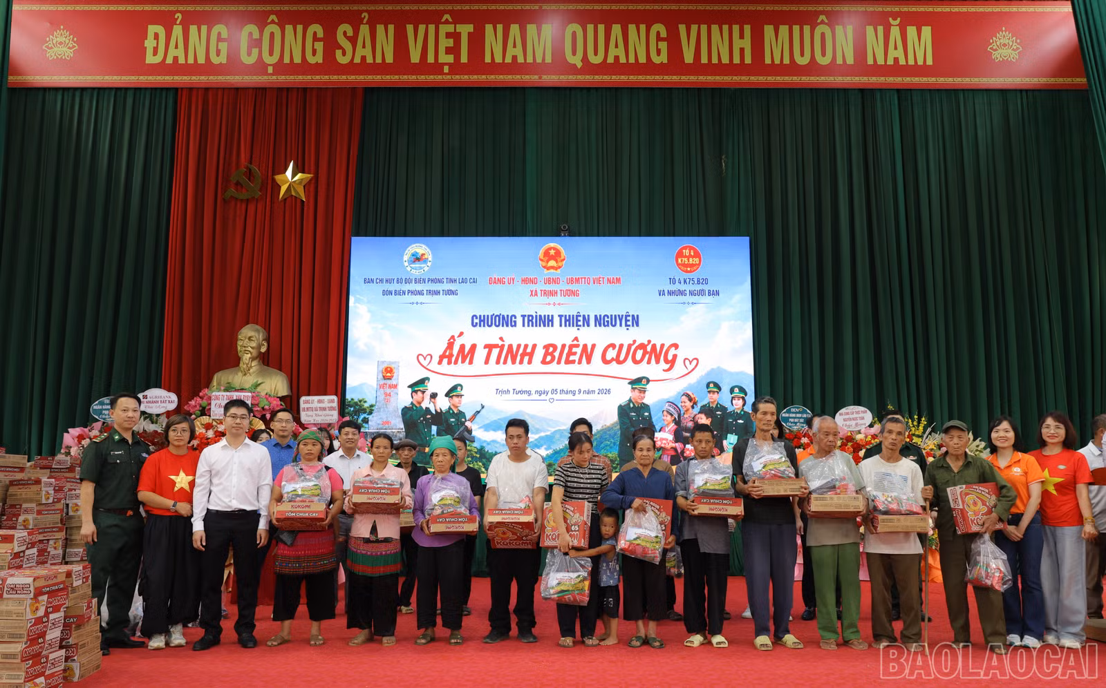 Trao trao tặng 300 suất quà cho hộ nghèo trên địa bàn xã.