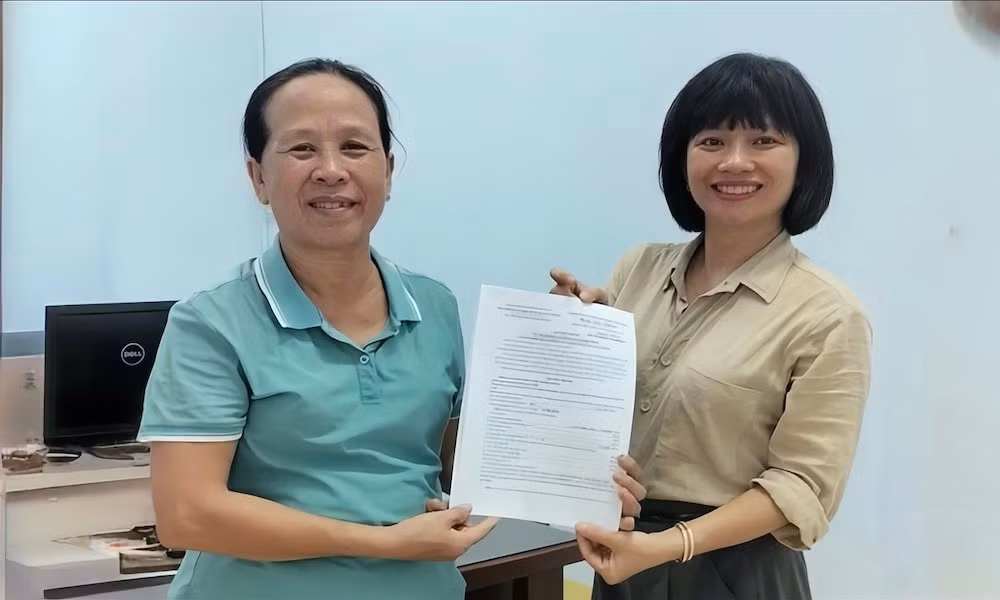 Bà Nguyễn Thị Minh Thúy được trao sổ hưu sau 15 năm đóng BHXH.