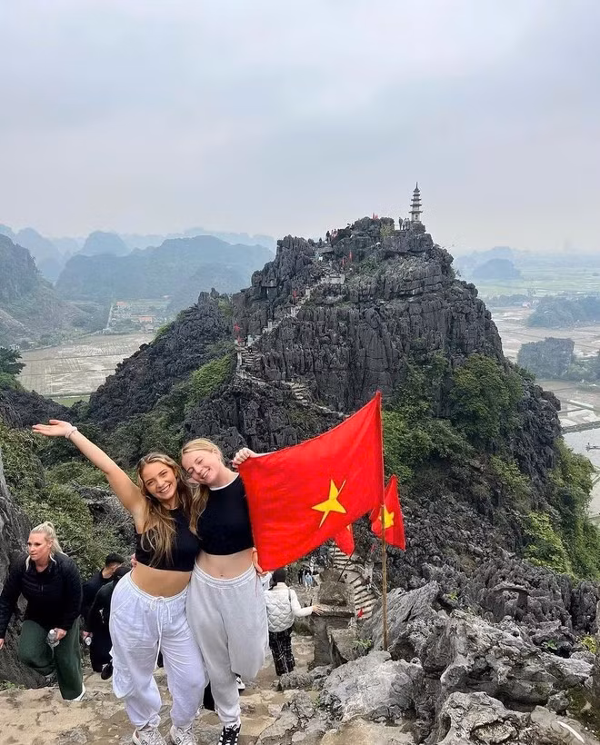 Du khách quốc tế thích thú trải nghiệm Hang Múa ở Ninh Bình.