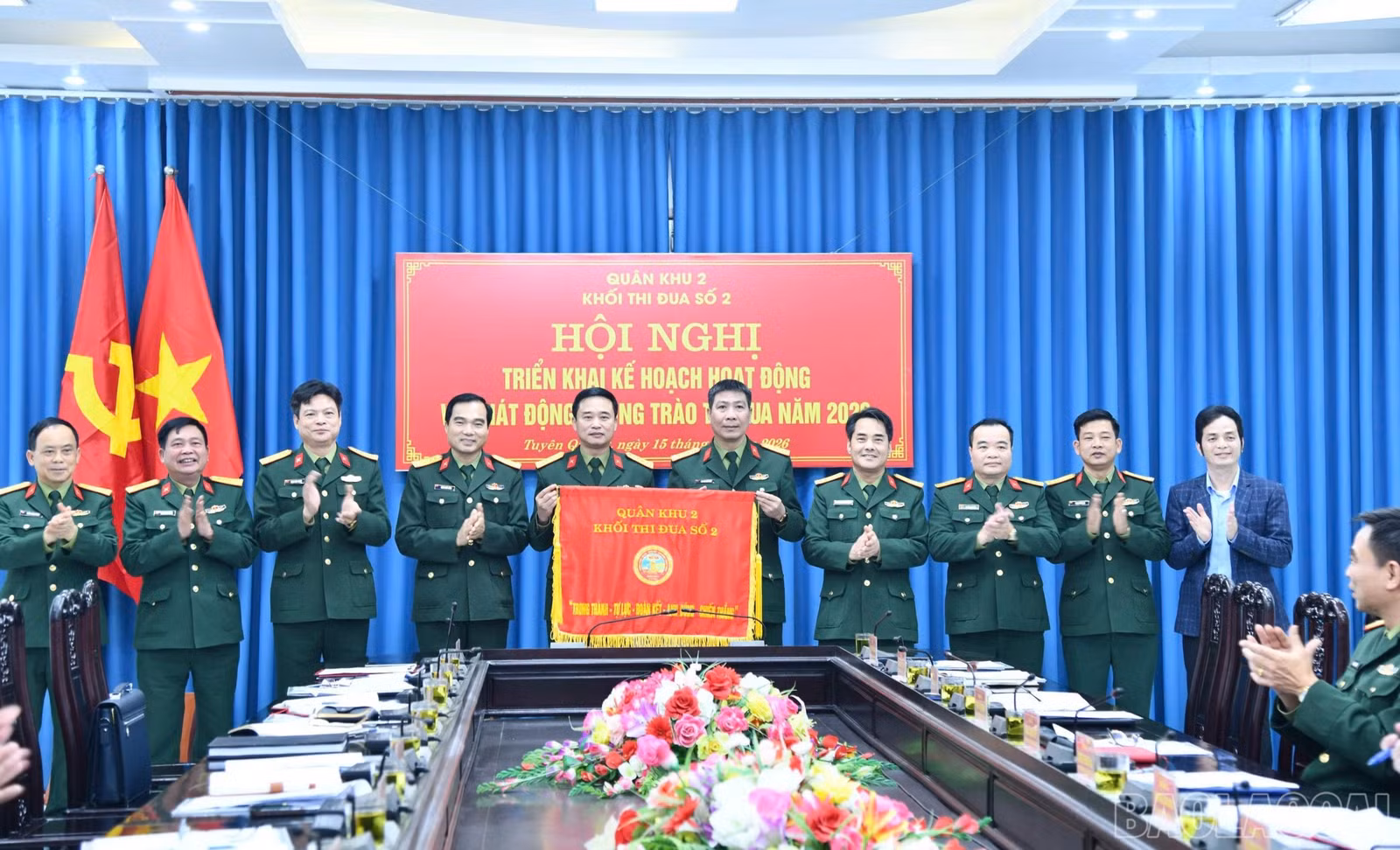 Bộ Chỉ huy Quân sự tỉnh Tuyên Quang nhận Cờ khối trưởng Khối Thi đua số 2 từ Bộ Chỉ huy Quân sự tỉnh Lào Cai.