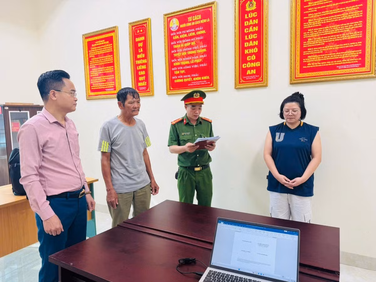 Cơ quan điều tra đọc quyết định khởi tố vụ án, khởi tố bị can đối với Nguyễn Thùy Trang. Ảnh: Công an tỉnh Lào Cai.