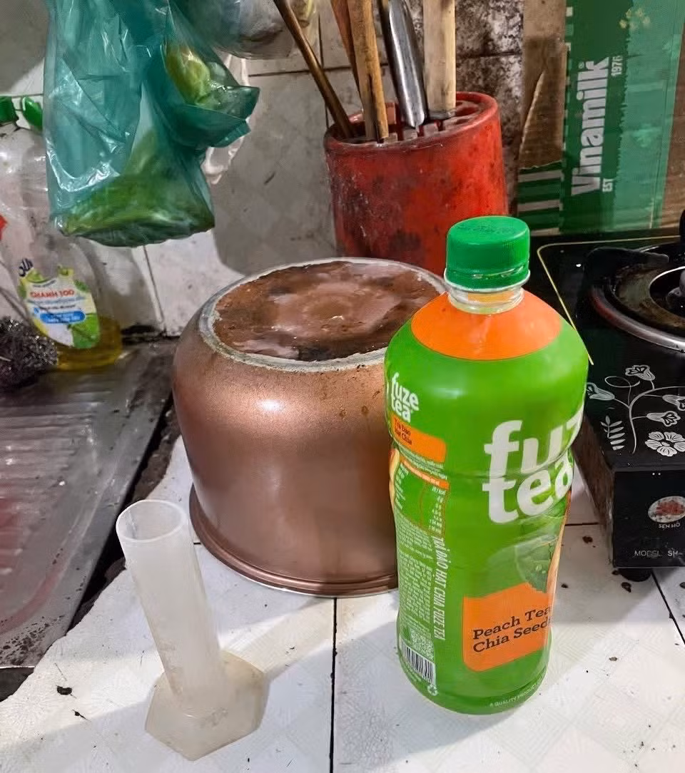 Một số vật dụng chứa dung dịch đã pha chế sẵn (chứa chất 6-Benzylaminopurine).
