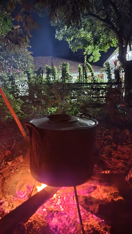 Những nồi bánh chưng mang hương vị của cả một đêm trường, của bếp lửa bập bùng, của tiếng chuyện trò và ánh than hồng.