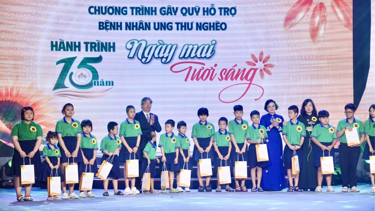 Phó Thủ tướng Phạm Thị Thanh Trà cùng Bộ trưởng Bộ Y tế Đào Hồng Lan trao quà cho bệnh nhân.