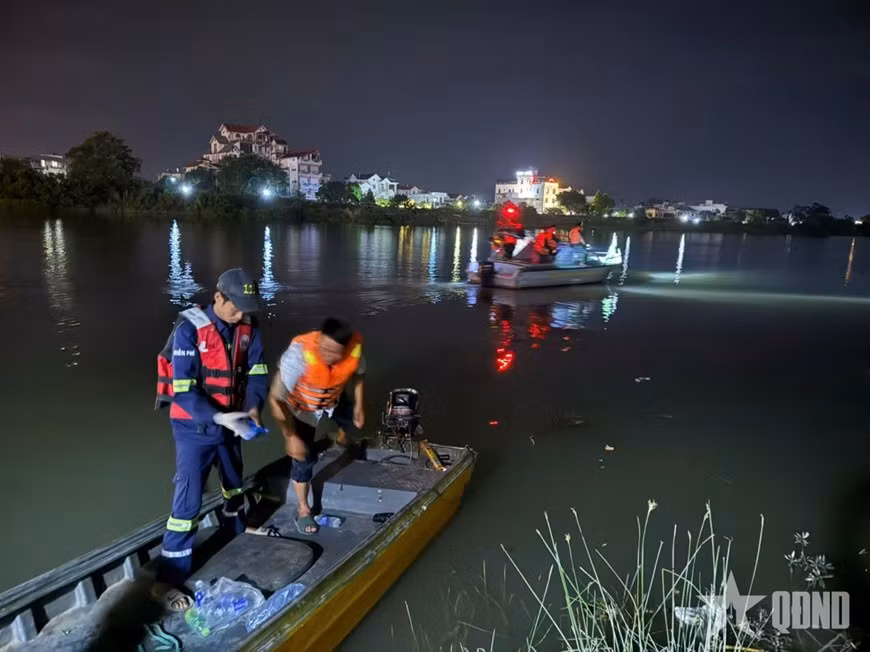 Các lực lượng chức năng trong quá trình tổ chức tìm kiếm hai nạn nhân dọc hai bên bờ sông Trà Lý.