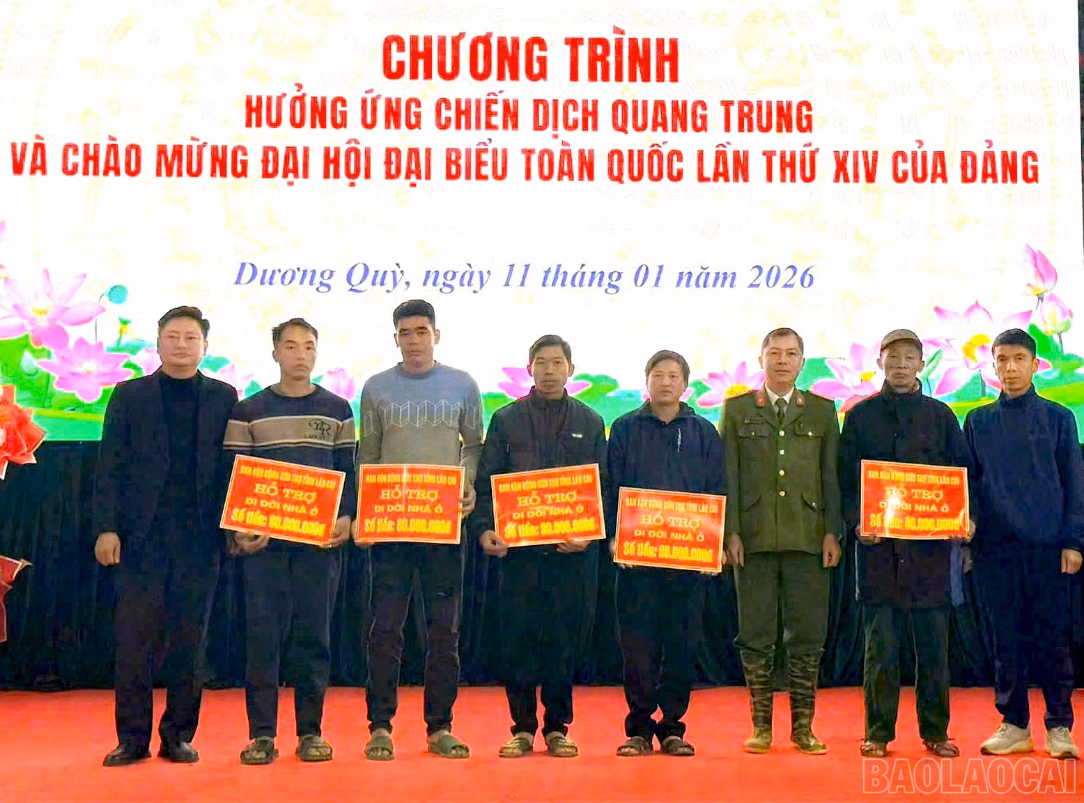 baolaocai-br_lanh-dao-xa-duong-quy-trao-tien-ho-tro-tu-ban-van-dong-cuu-tro-tinh-lao-cai-cho-cac-ho-dan-2-2099.jpg