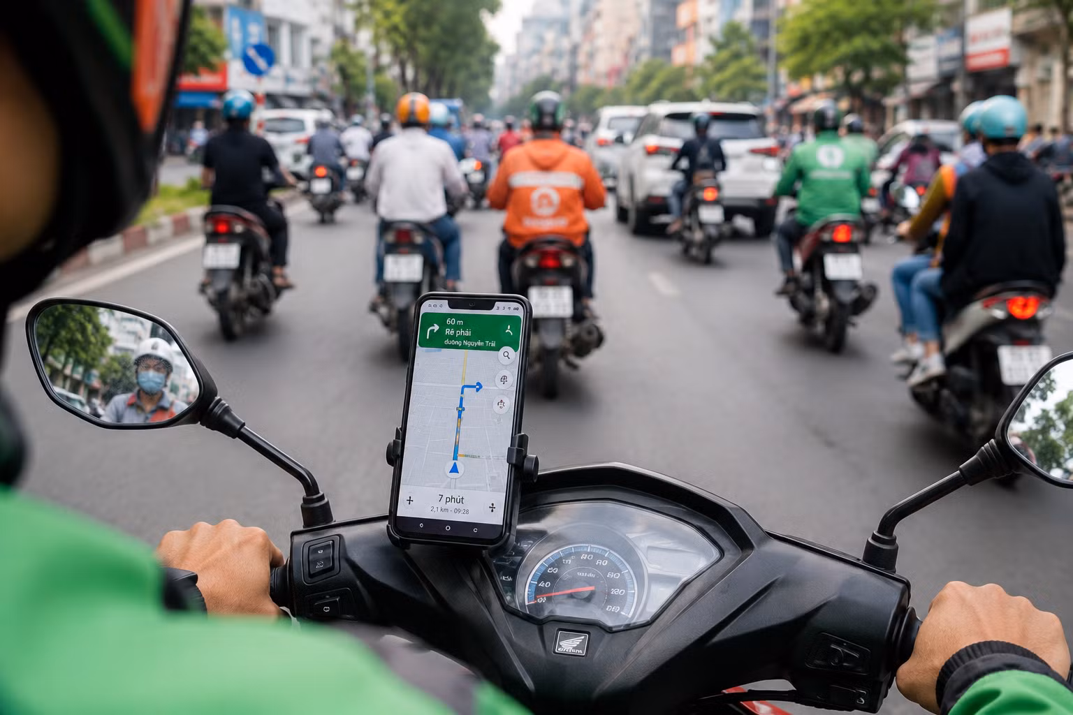Người Việt ngày càng lệ thuộc bản đồ số khi đi xe máy.
