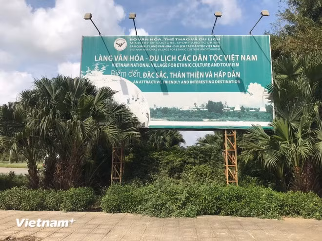Làng Văn hóa các dân tộc Việt Nam.