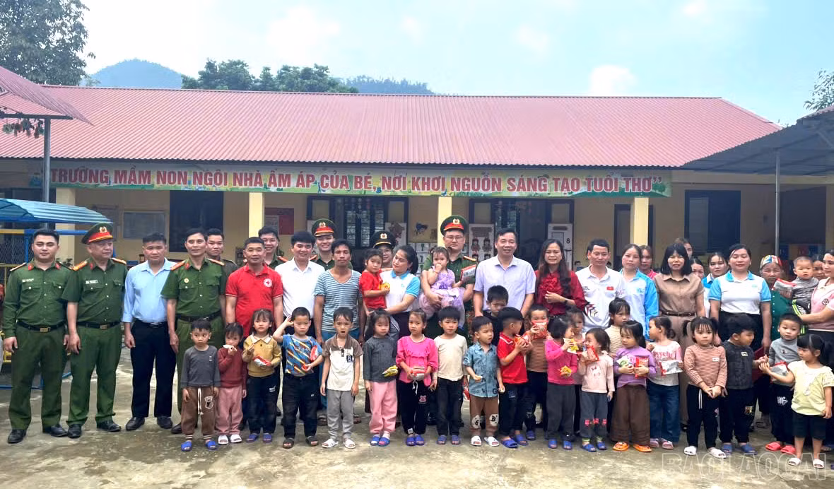baolaocai-br_cong-an-xa-nhan-con-nuoi-cong-an-xa-voi-chau-ninh-thi-ly-hoi-lhpn-xa-nhan-do-dau-chau-ninh-thi-lieu.jpg