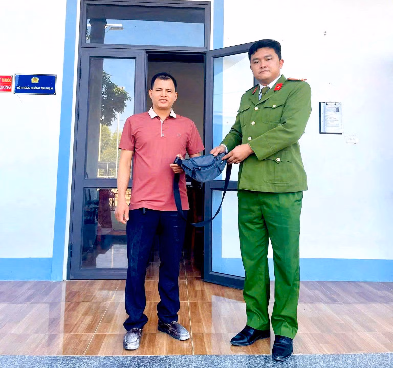 baolaocai-br_anh-nguyen-dinh-van-nhat-duoc-tai-san-bi-danh-roi-da-mang-den-co-quan-cong-an-xa-yen-thanh-trinh-bao-de-tim-nguoi-bi-mat.jpg