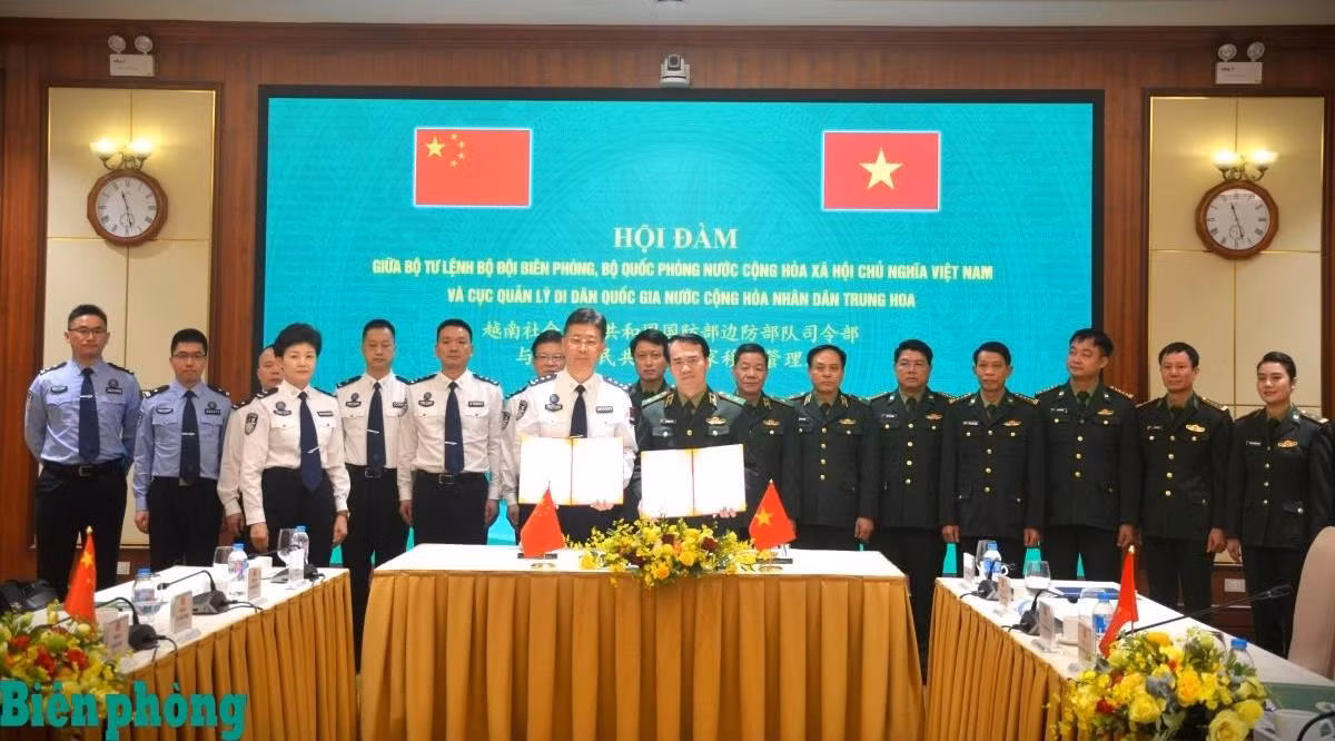 Trung tướng Vũ Trung Kiên và đồng chí Lưu Hải Đào, Phó Cục trưởng Cục Quản lý Di dân Quốc gia Trung Quốc trao biên bản Hội đàm giữa Bộ Tư lệnh Bộ đội Biên phòng Việt Nam và Cục Quản lý Di dân Quốc gia Trung Quốc, tại Hà Nội, ngày 10/12/2025.