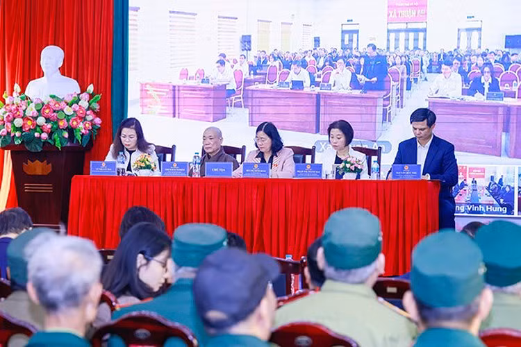Bà Bùi Thị Minh Hoài tại cuộc tiếp xúc cử tri ngày 19/12/2025.