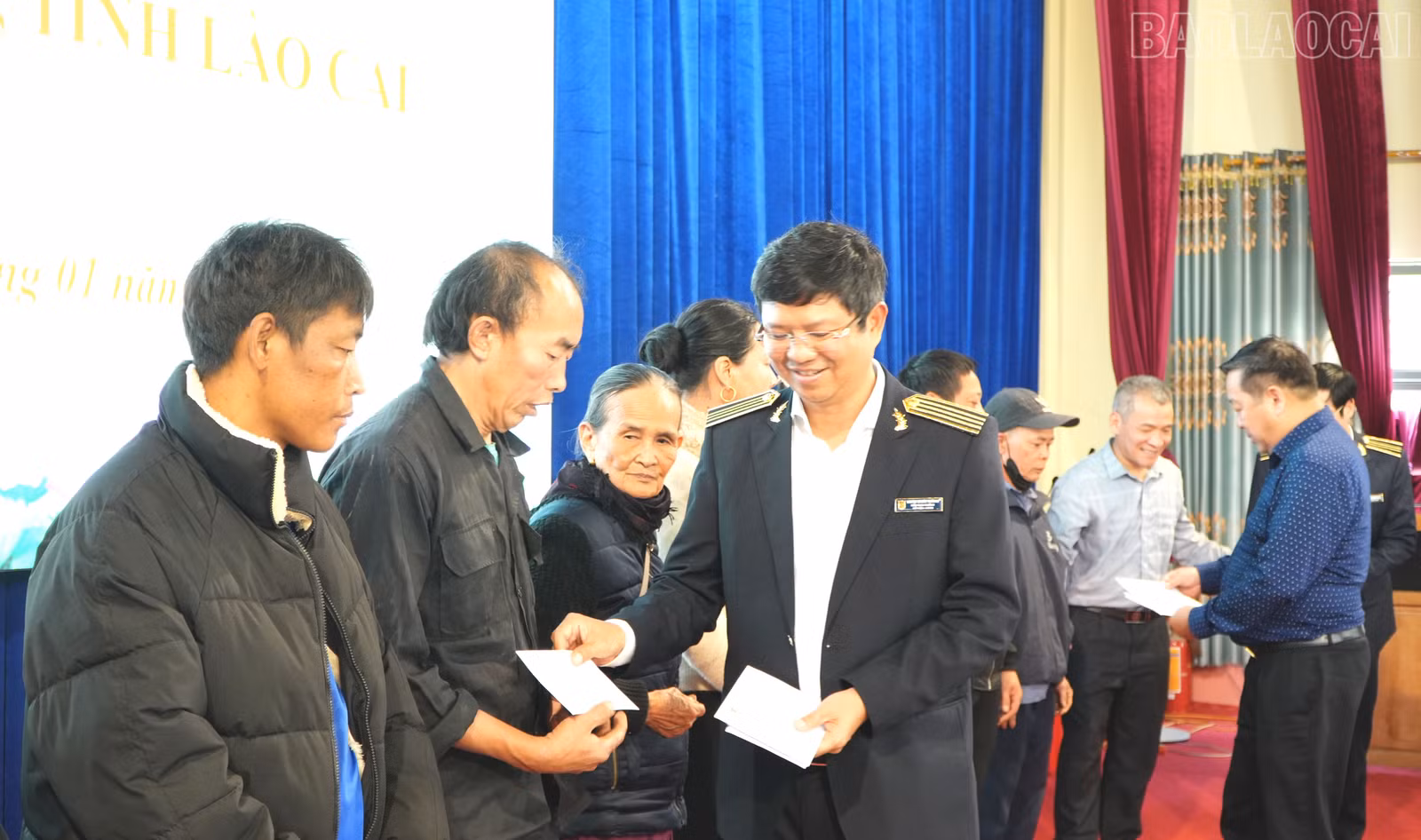 baolaocai-tr_ong-doan-chien-thang-trao-qua.jpg