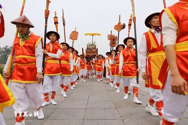 Nghi lễ rước kiệu về Đền Hùng trong dịp Giỗ Tổ Hùng Vương - Lễ hội Đền Hùng là nghi lễ truyền thống được các xã vùng ven di tích duy trì, bảo tồn hàng ngàn năm nay.