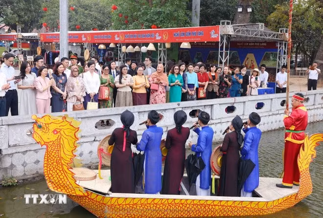 Bà Lê Thị Bích Trân, Phu nhân Thủ tướng Chính phủ Phạm Minh Chính và nhóm Phụ nữ cộng đồng ASEAN tại Hà Nội thưởng thức màn biểu diễn hát Quan họ của các liền anh, liền chị tỉnh Bắc Ninh.
