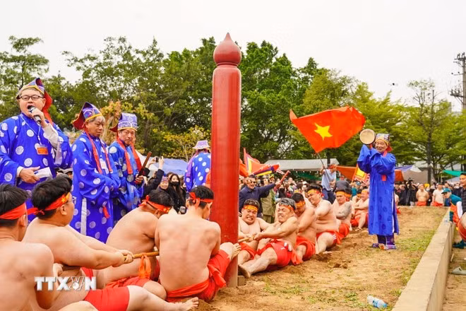Nghi lễ và thực hành trò chơi Kéo co Ngồi Đền Trấn Vũ thu hút đông người dân đến tham dự và cổ vũ.