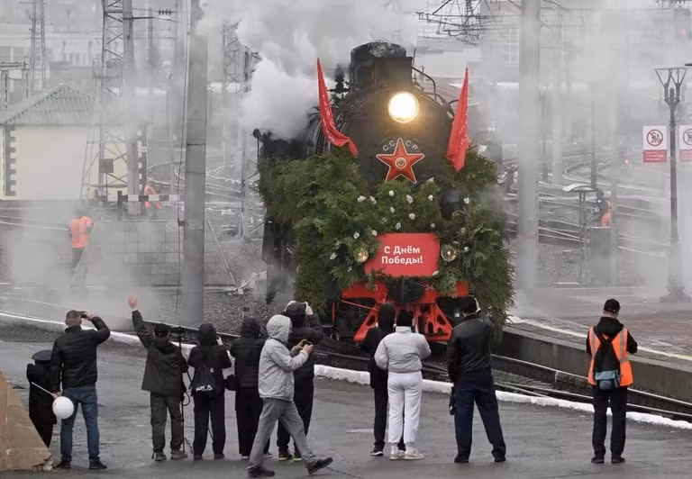 Tàu “Chiến thắng” đã đến thành phố Krasnoyarsk. Đoàn tàu được trang trí theo hình mẫu các đoàn tàu quân sự, gợi nhớ những chuyến tàu năm 1945 đưa các chiến sĩ trở về quê hương sau chiến tranh.