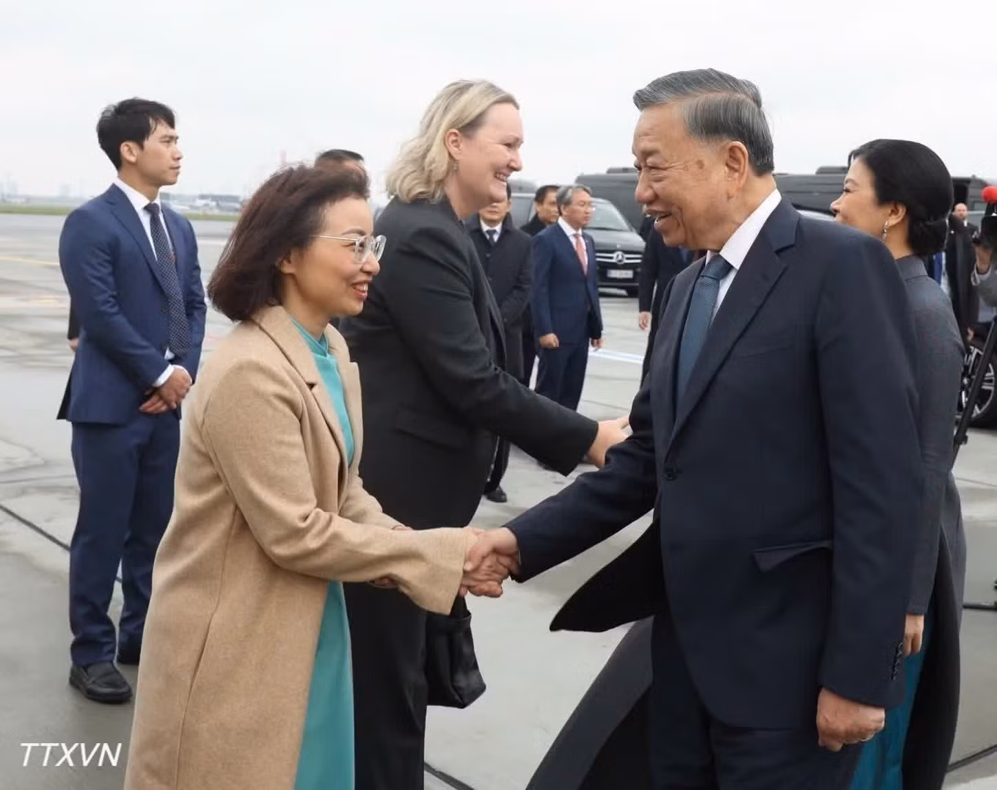 Đại sứ Việt Nam tại Đan Mạch Nguyễn Lê Thanh cùng các quan chức Đan Mạch và cán bộ, nhân viên Đại sứ quán tiễn Tổng Bí thư, Chủ tịch nước Tô Lâm và Phu nhân Ngô Phương Ly tại sân bay quốc tế Copenhagen. (Ảnh: Thống Nhất-TTXVN)