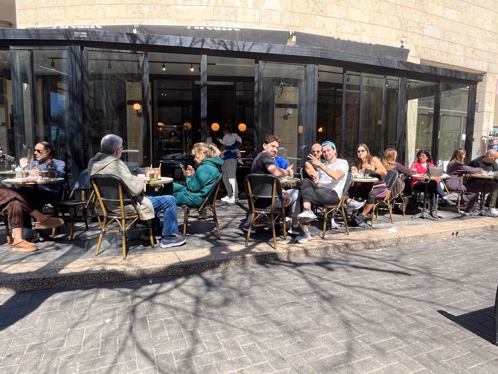 Quán cà phê tại phố Rodenski ở Tel Aviv vẫn đông khách trong những ngày chiến tranh.
