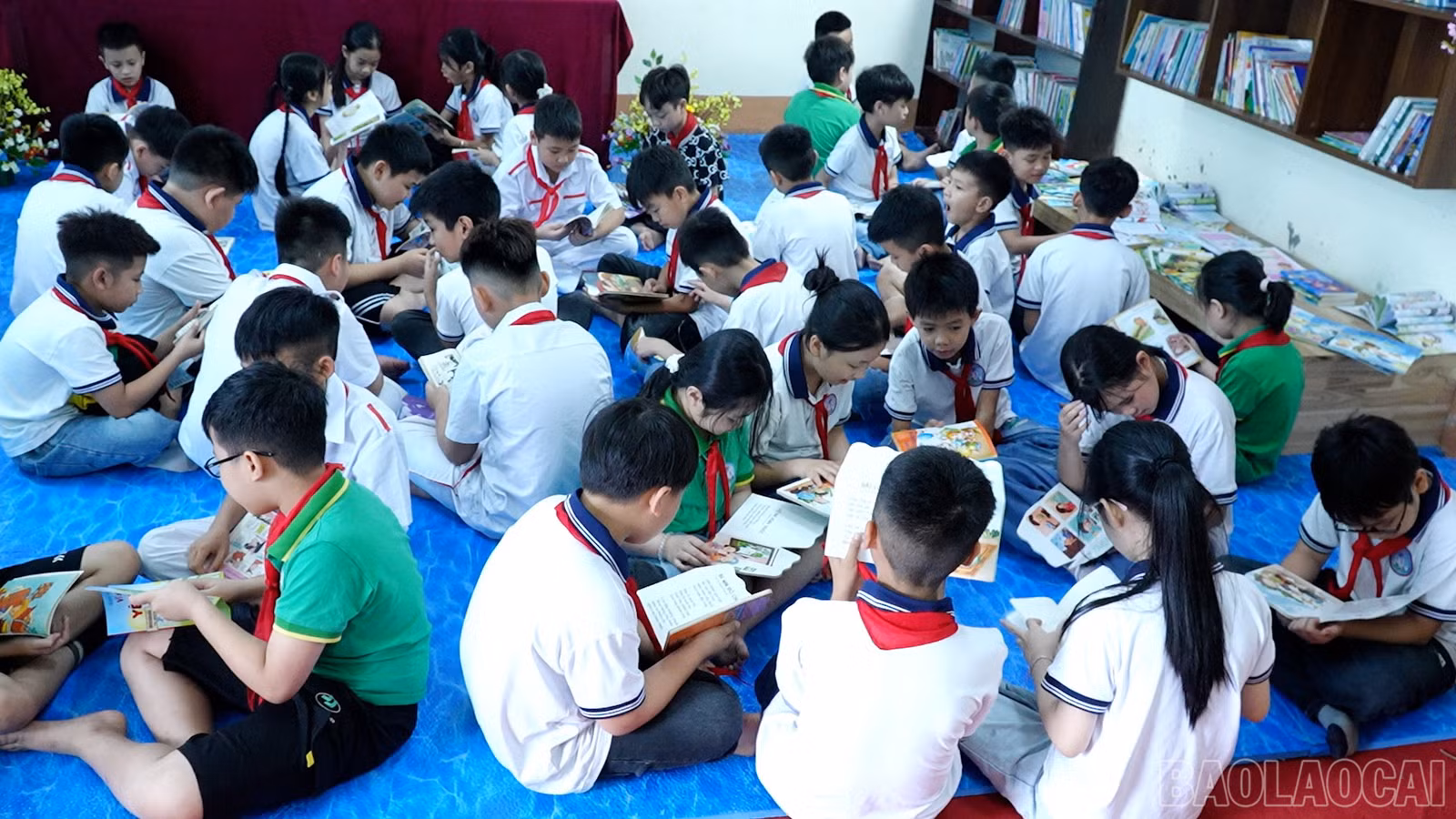 baolaocai-br_cac-em-hoc-sinh-cham-chu-doc-sach.jpg