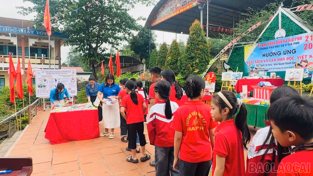 Học sinh Trường Tiểu học số 2 Gia Phú tham gia ủng hộ sách.
