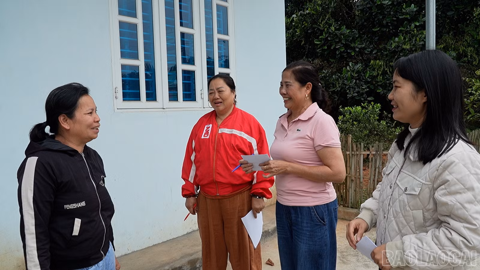 baolaocai-br_tranh-thu-gap-go-trao-doi-thong-tin-bau-cu-ngay-ngoai-san.jpg