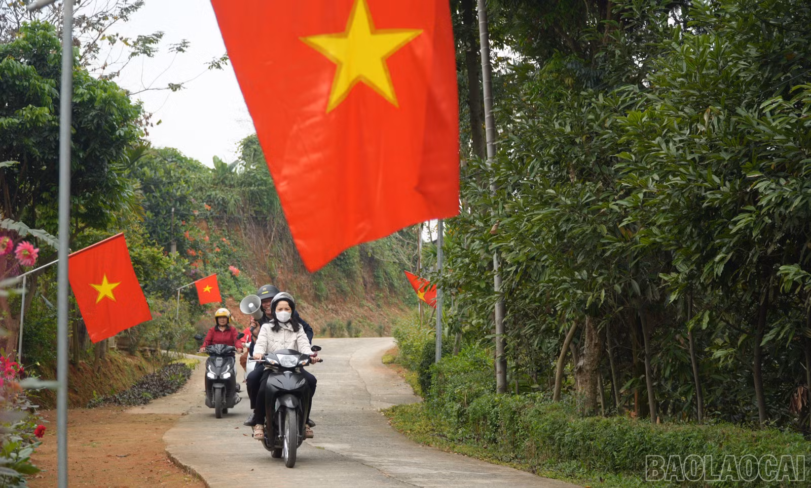 Loa tay tuyên truyền được sử dụng song song với đi vận động từng nhà dân.