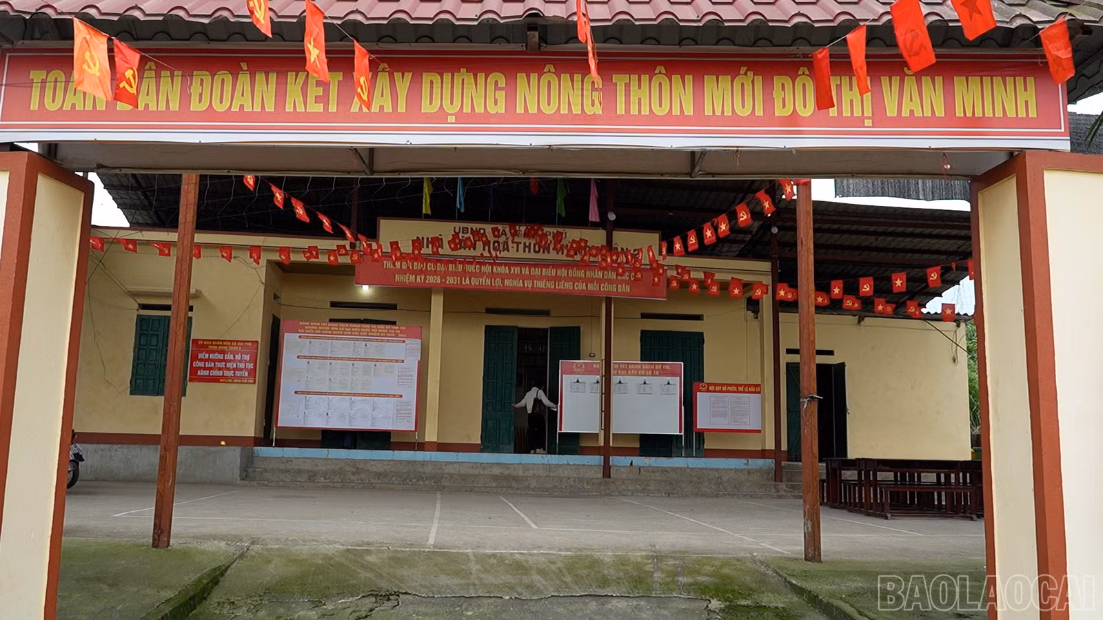 Khu vực bỏ phiếu trang hoàng rực rỡ.
