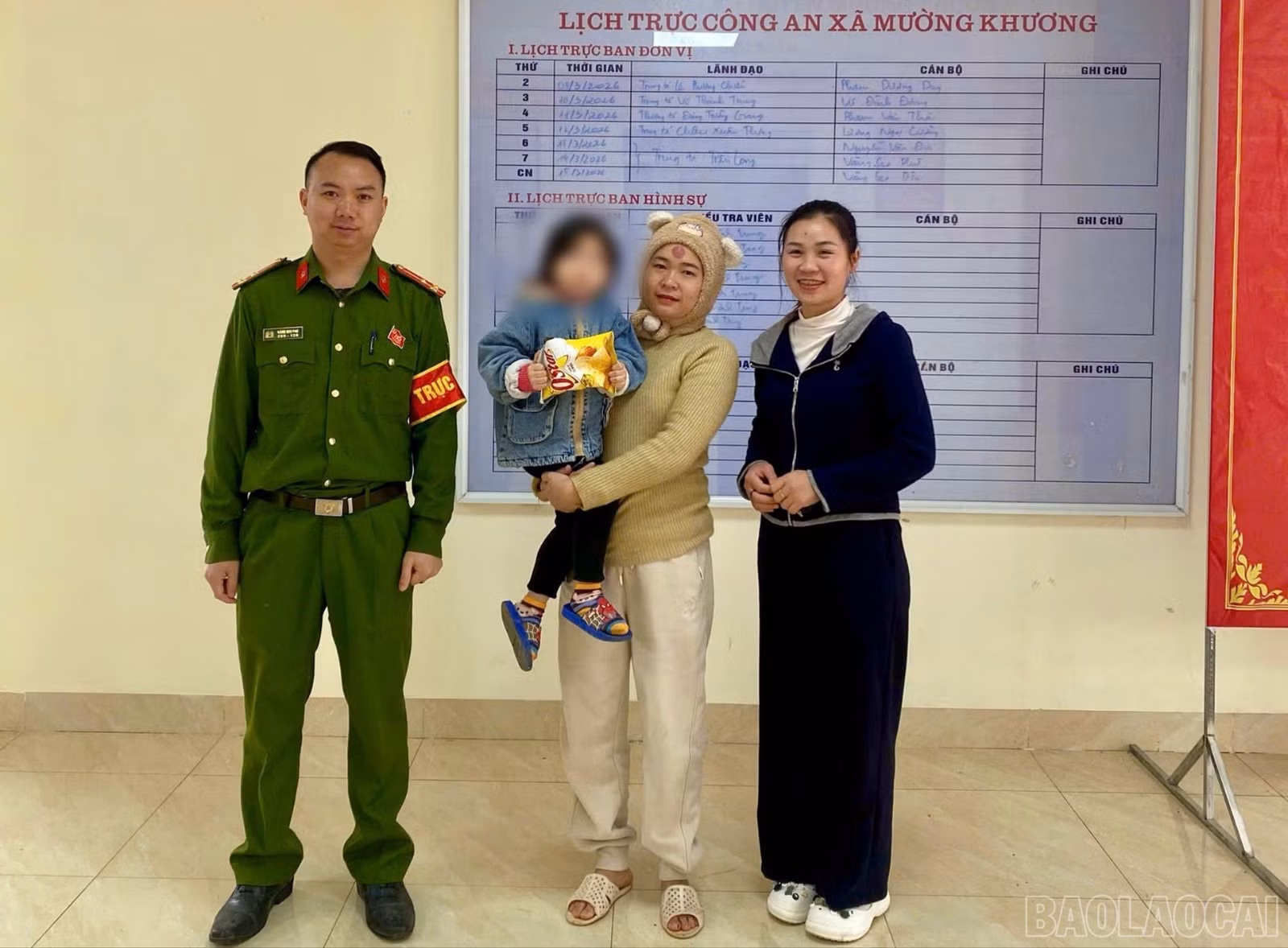 baolaocai-br_cong-an-xa-muong-khuong-ban-giao-chau-h-ve-voi-gia-dinh-3451.jpg