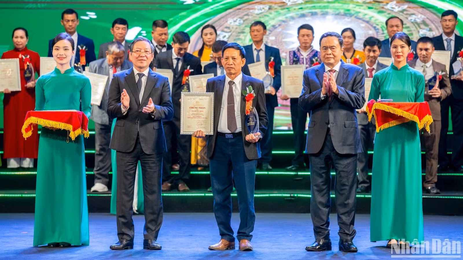 Chủ tịch Quốc hội Trần Thanh Mẫn và Chủ tịch Hội Nông dân Việt Nam Lương Quốc Đoàn trao Bằng công nhận và Cúp vinh danh tặng các nông dân Việt Nam xuất sắc năm 2024. (Ảnh: DUY LINH)