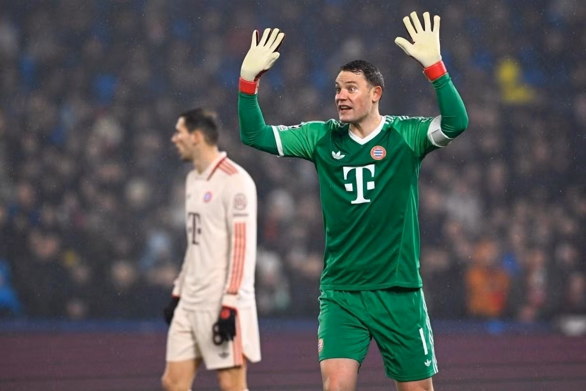 Manuel Neuer nhắc nhở các đồng đội tập trung trong trận Bayern làm khách của Feyenoord trên sân De Kuip, Rotterdam, Hà Lan ngày 22/1/2025. Ảnh: AFP