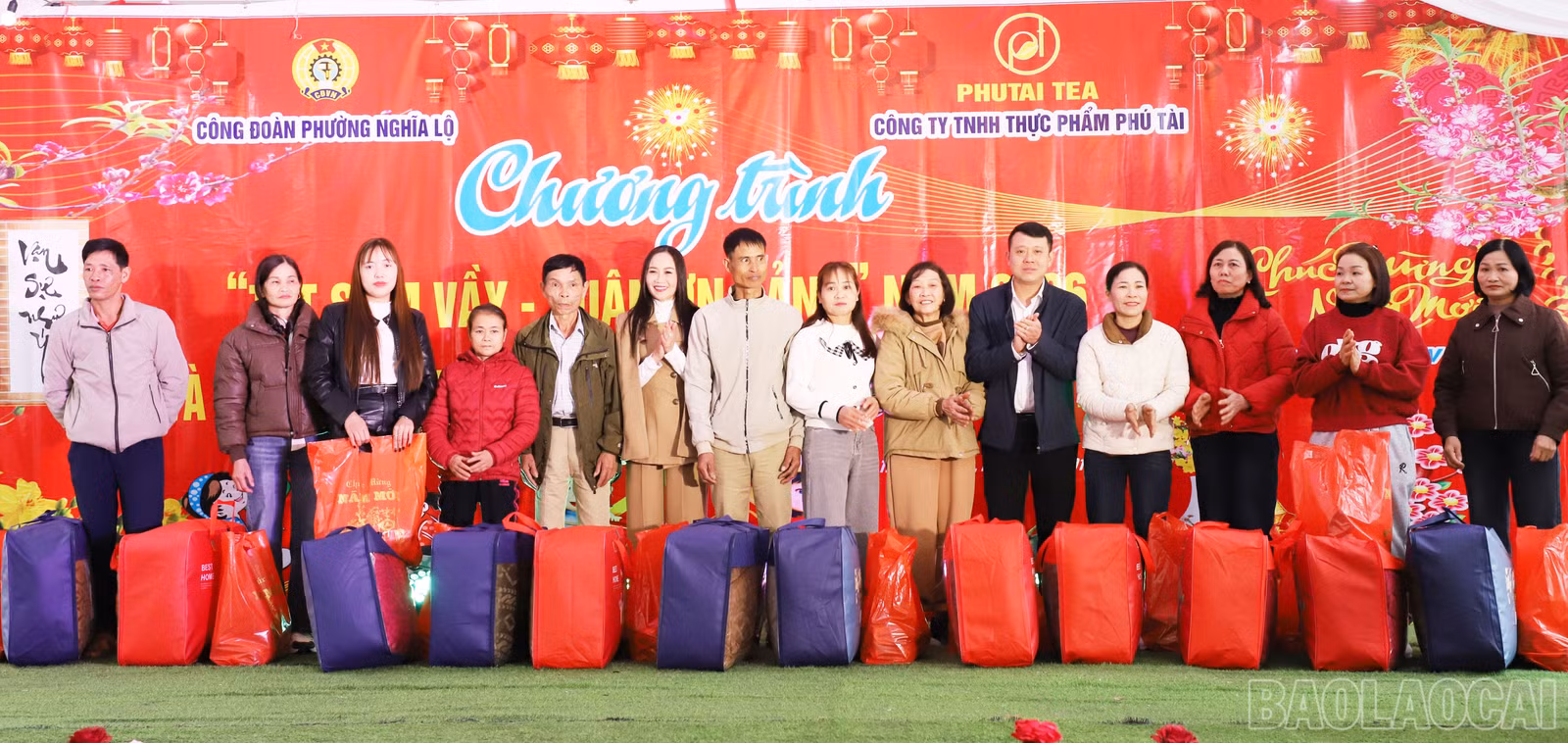 baolaocai-br_cong-ty-tnhh-phu-tai-trao-nhung-phan-qua-y-nghia-cho-nguoi-lao-dong.jpg