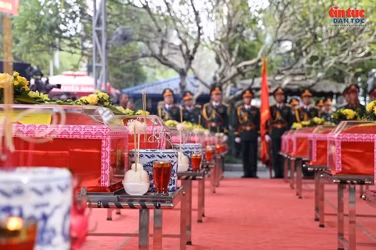 Lễ truy điệu, an táng hài cốt liệt sĩ tại tại Nghĩa trang Liệt sĩ Quốc gia Vị Xuyên (Tuyên Quang).