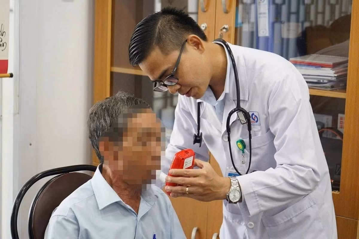 Người bệnh được tư vấn cai nghiện thuốc lá tại bệnh viện trên địa bàn TP. Hồ Chí Minh.