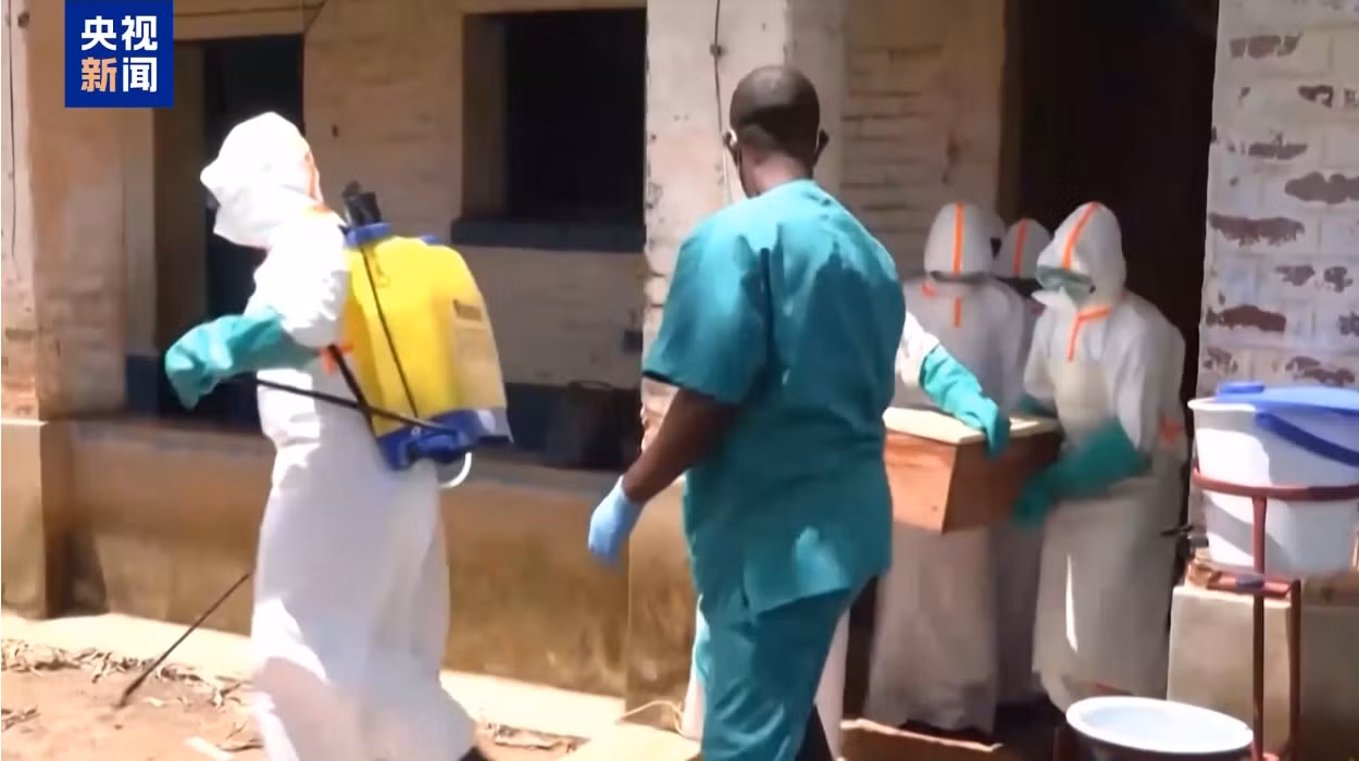 Phun khử khuẩn khu vực lây nhiễm dịch bệnh Ebola tại CHDC Congo. (Ảnh: CCTV)