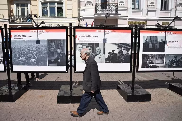 Tại phố cổ Arbat ở Moscow đã mở Triển lãm “Các nguyên soái của Chiến thắng vĩ đại” nhân kỷ niệm 130 năm ngày sinh của hai vị chỉ huy quân sự kiệt xuất - Georgy Zhukov và Konstantin Rokossovsky. Những tư liệu ảnh không chỉ tái hiện chặng đường chiến đấu và những chiến công anh hùng, mà còn khắc họa cuộc sống đời thường của họ như những con người bình dị.