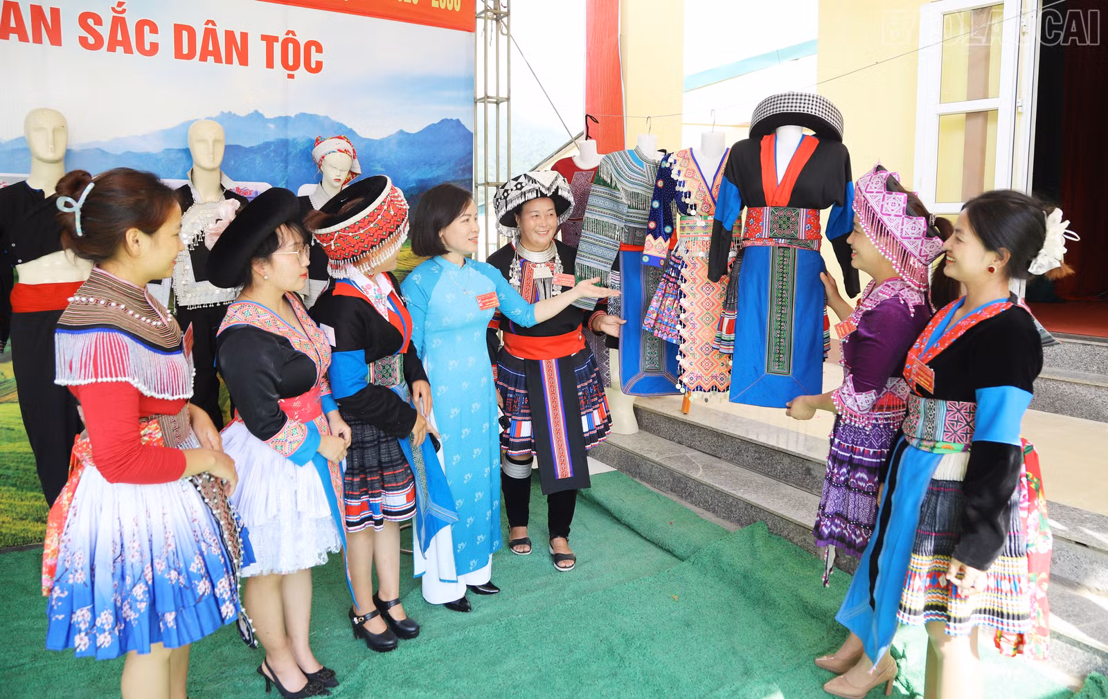 Các đại biểu tham quan gian trưng bày sản phẩm nông nghiệp và không gian văn hóa các dân tộc trong xã.