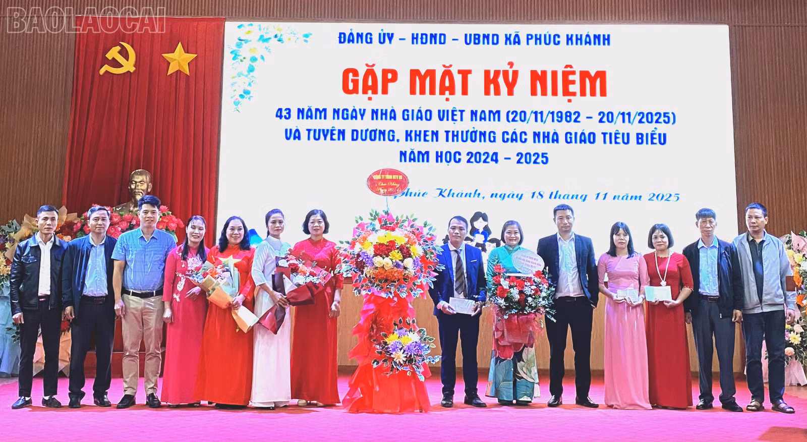 baolaocai-tl_ubnd-xa-trao-giay-khen-cho-cac-ca-nhan.jpg
