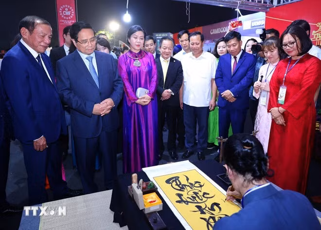 Thủ tướng Phạm Minh Chính tham quan không gian văn hóa của Việt Nam tại Lễ hội.