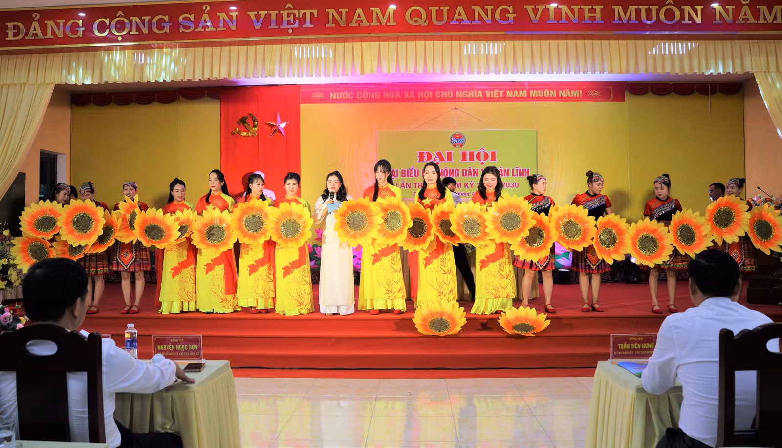 Văn nghệ chào mừng đại hội.